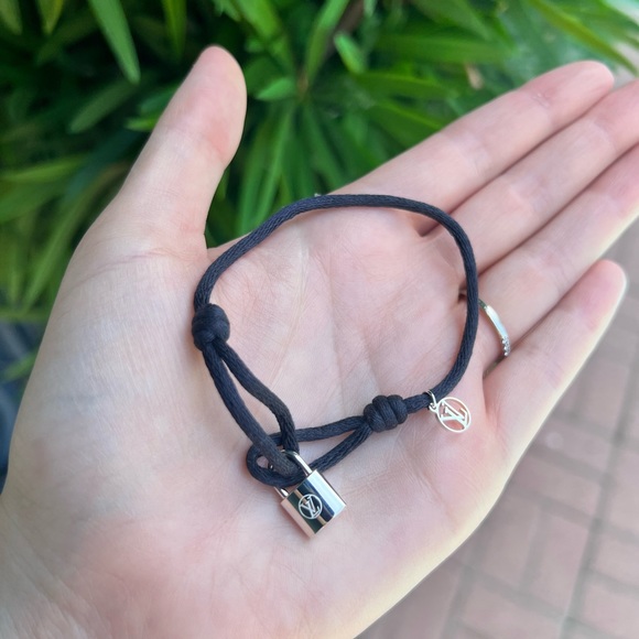 Authentic Louis Vuitton Lock It bracelet sterling silver - Picture 5 of 5